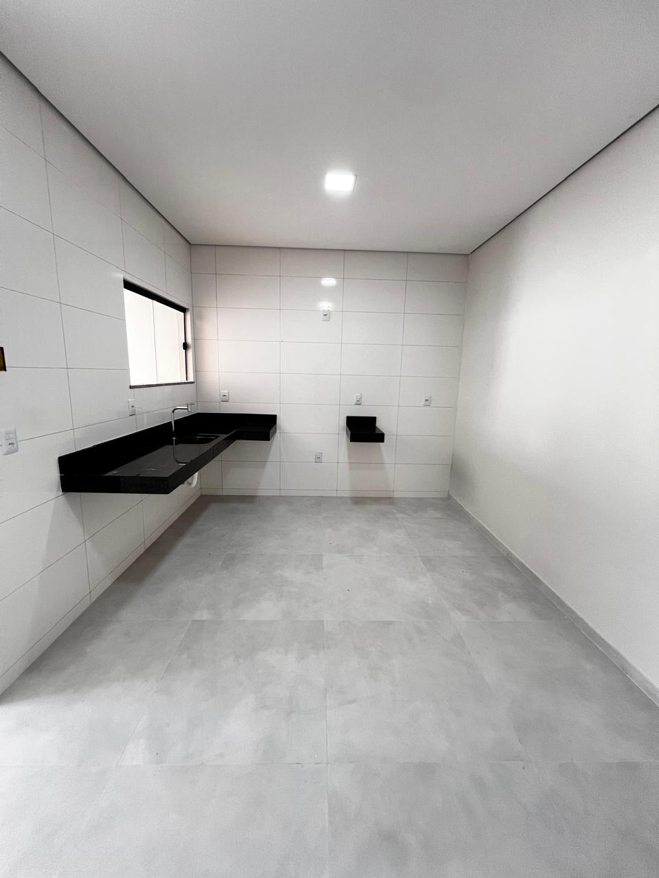 Vende bela casa com ótimo acabamento no Santa Lúcia