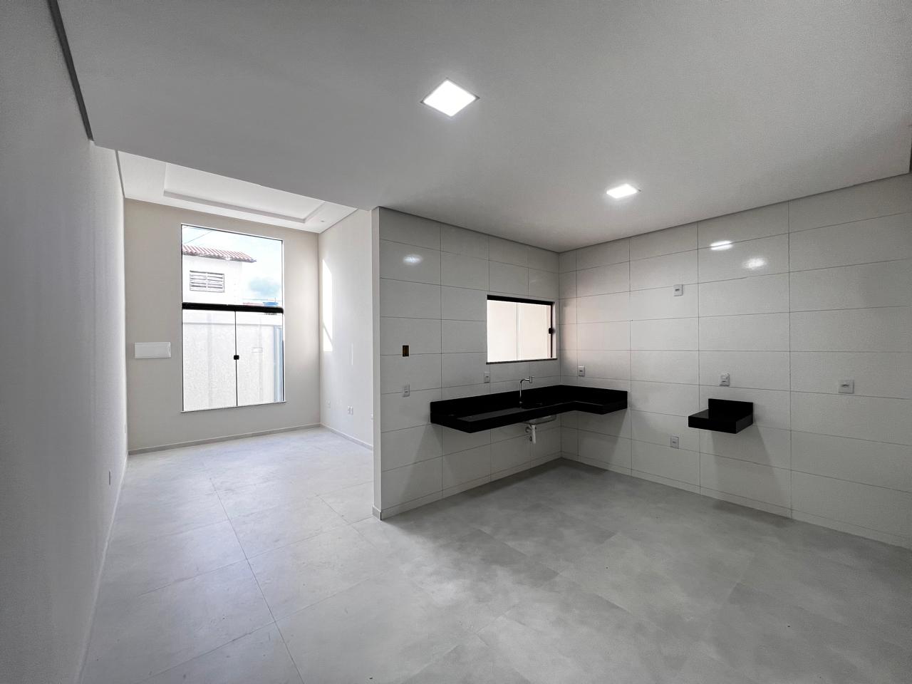 Vende bela casa com ótimo acabamento no Santa Lúcia
