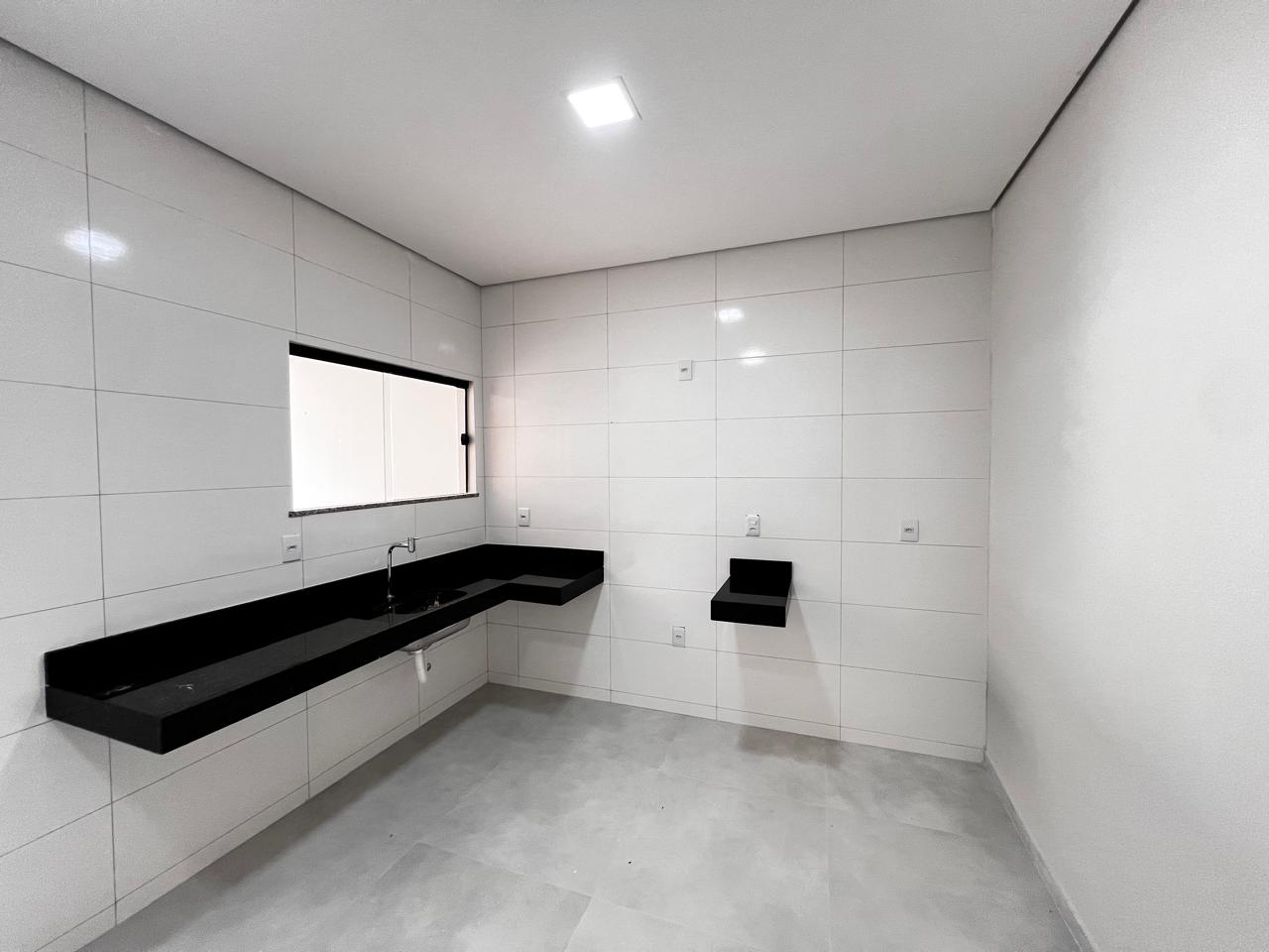 Vende bela casa com ótimo acabamento no Santa Lúcia