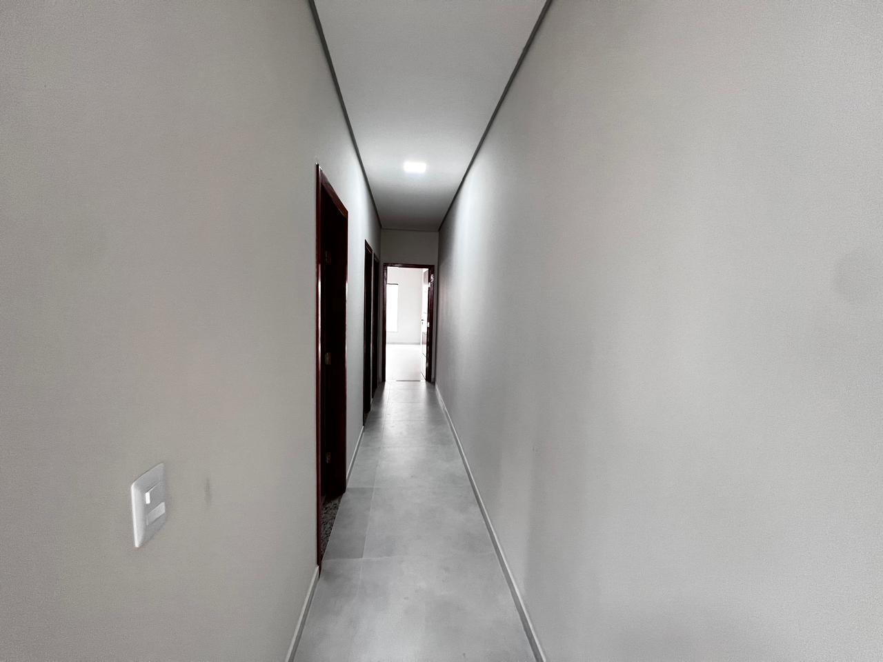 Vende bela casa com ótimo acabamento no Santa Lúcia