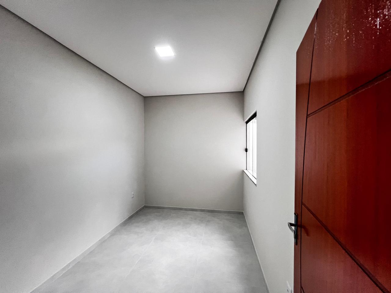 Vende bela casa com ótimo acabamento no Santa Lúcia