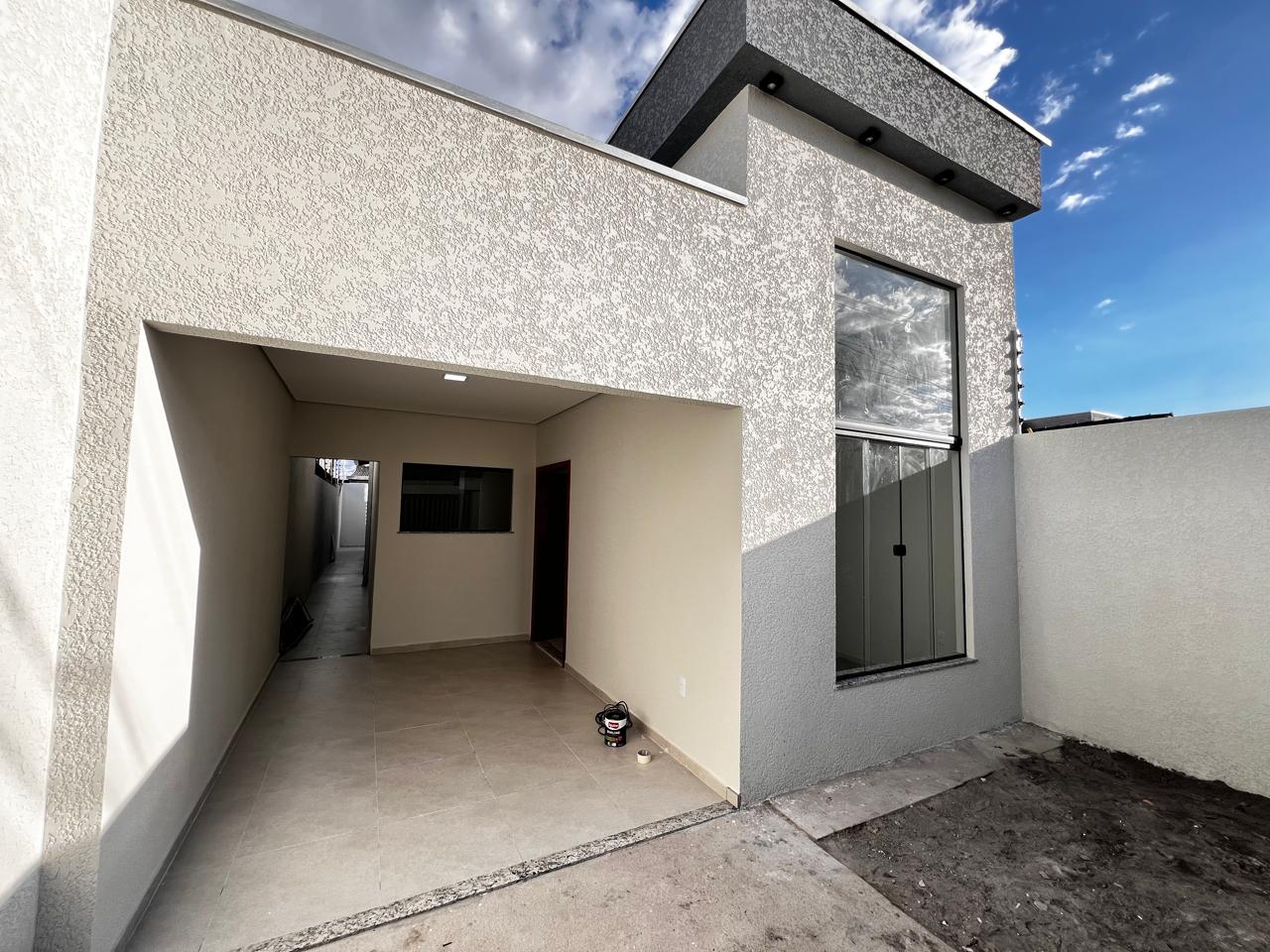 Vende bela casa com ótimo acabamento no Santa Lúcia