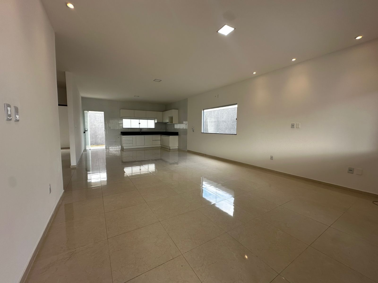 Aluga Casa Com Lote Amplo no Jd. América I