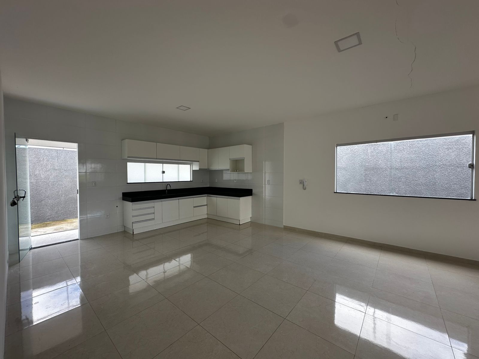 Aluga Casa Com Lote Amplo no Jd. América I