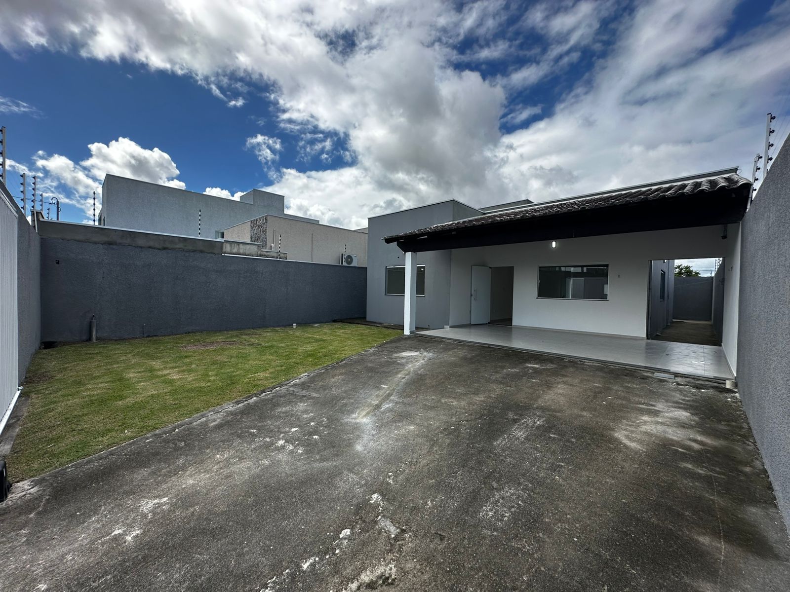 Aluga Casa Com Lote Amplo no Jd. América I