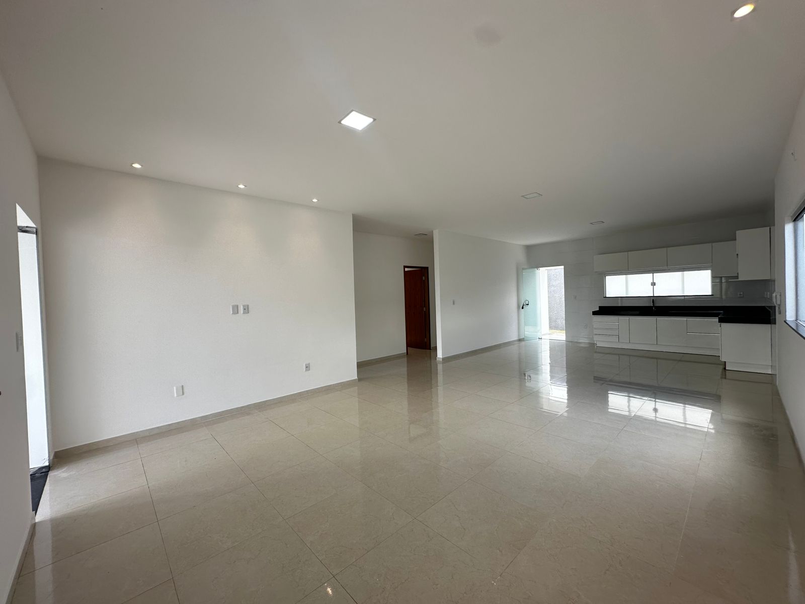 Aluga Casa Com Lote Amplo no Jd. América I