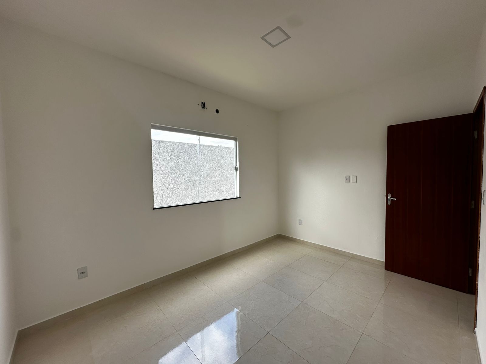 Aluga Casa Com Lote Amplo no Jd. América I