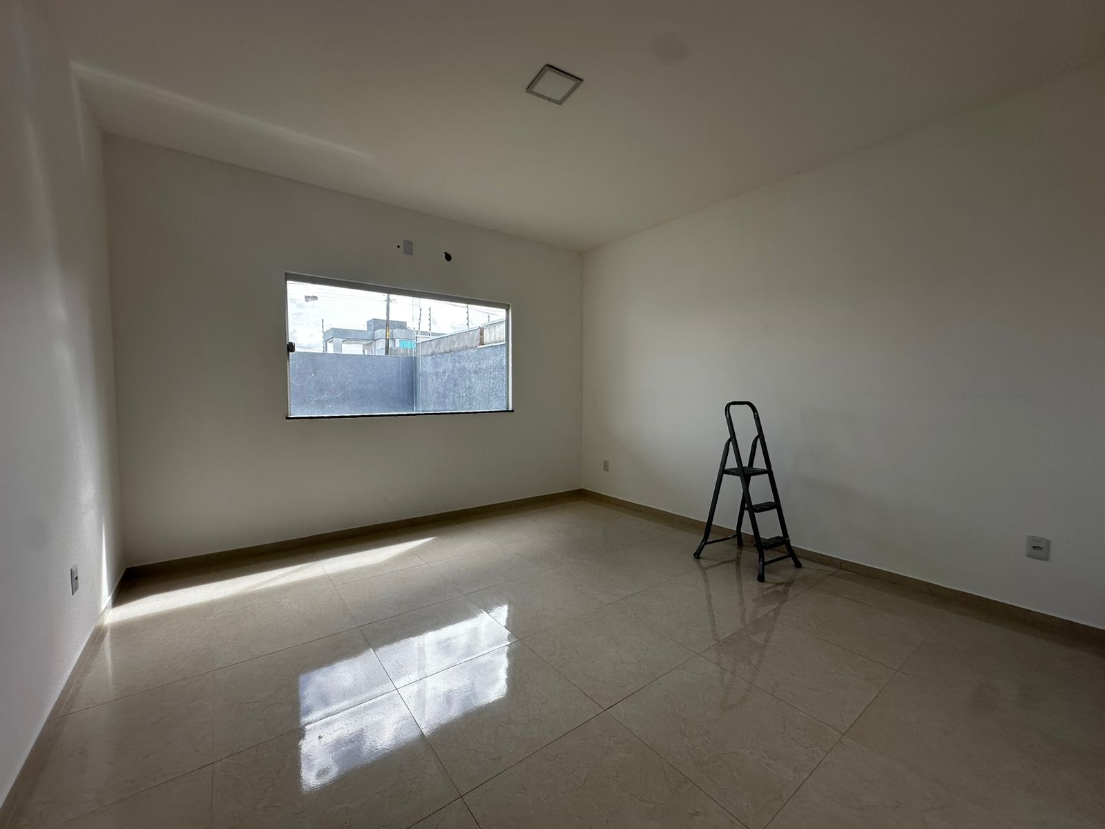 Aluga Casa Com Lote Amplo no Jd. América I