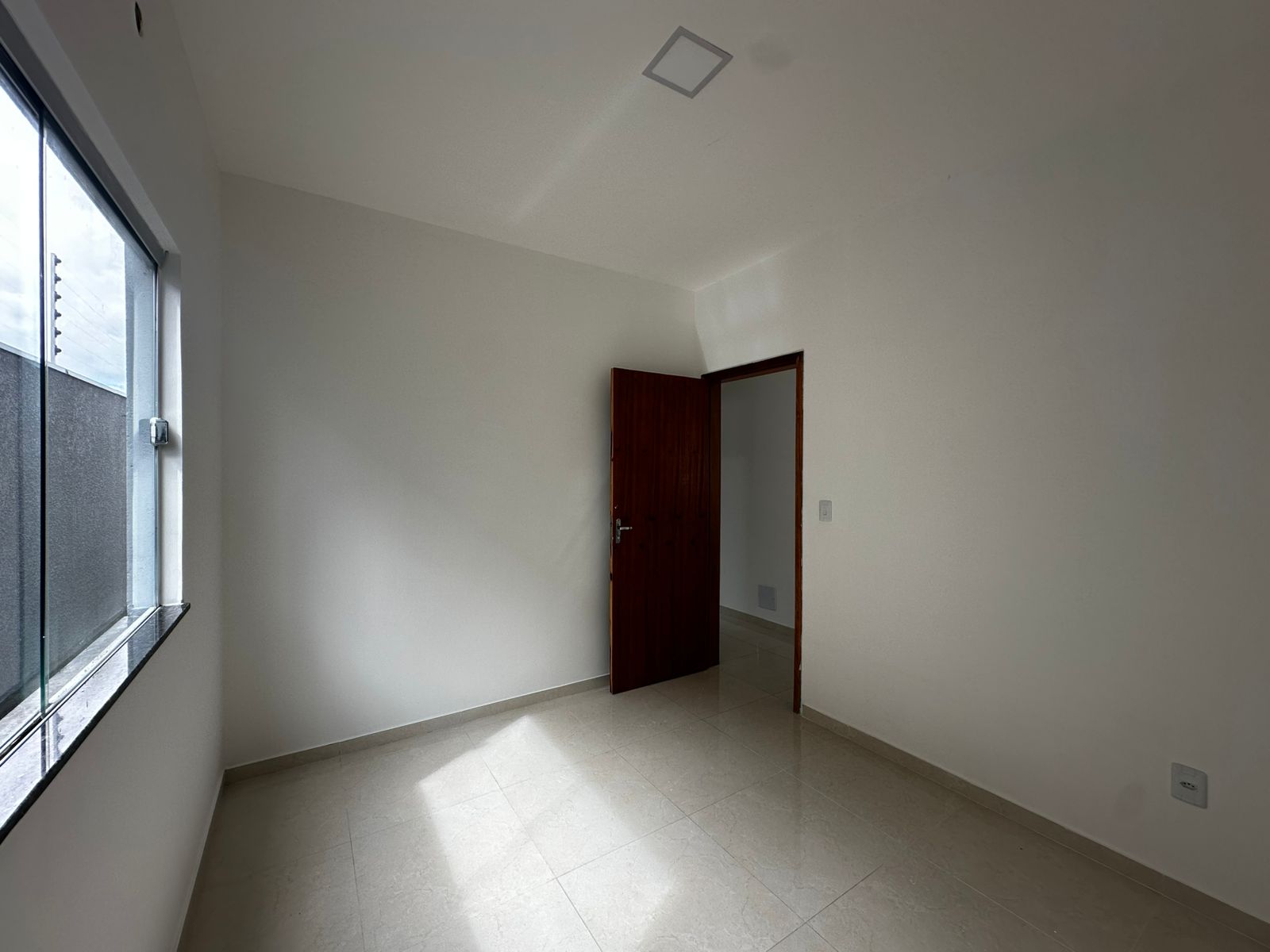 Aluga Casa Com Lote Amplo no Jd. América I