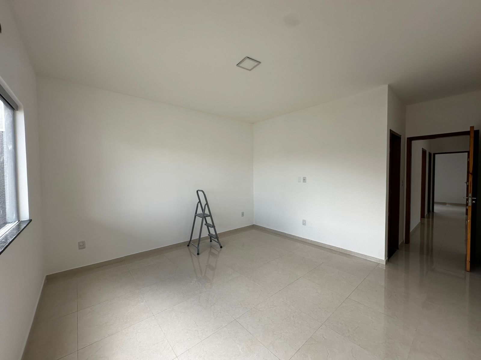 Aluga Casa Com Lote Amplo no Jd. América I