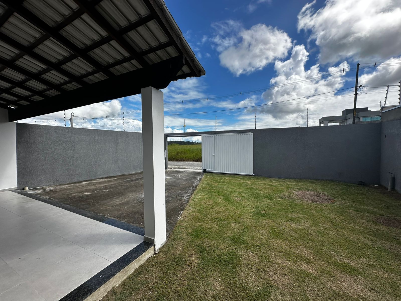 Aluga Casa Com Lote Amplo no Jd. América I