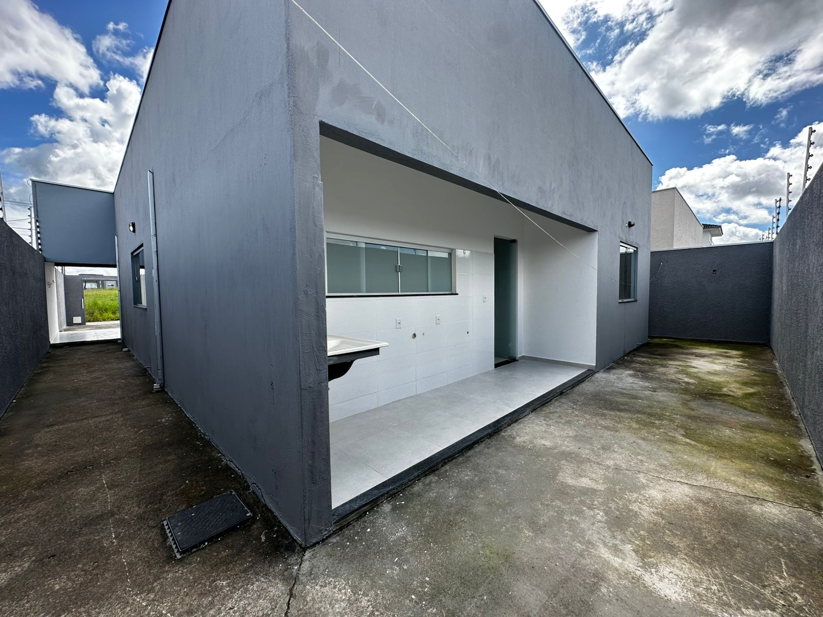 Aluga Casa Com Lote Amplo no Jd. América I