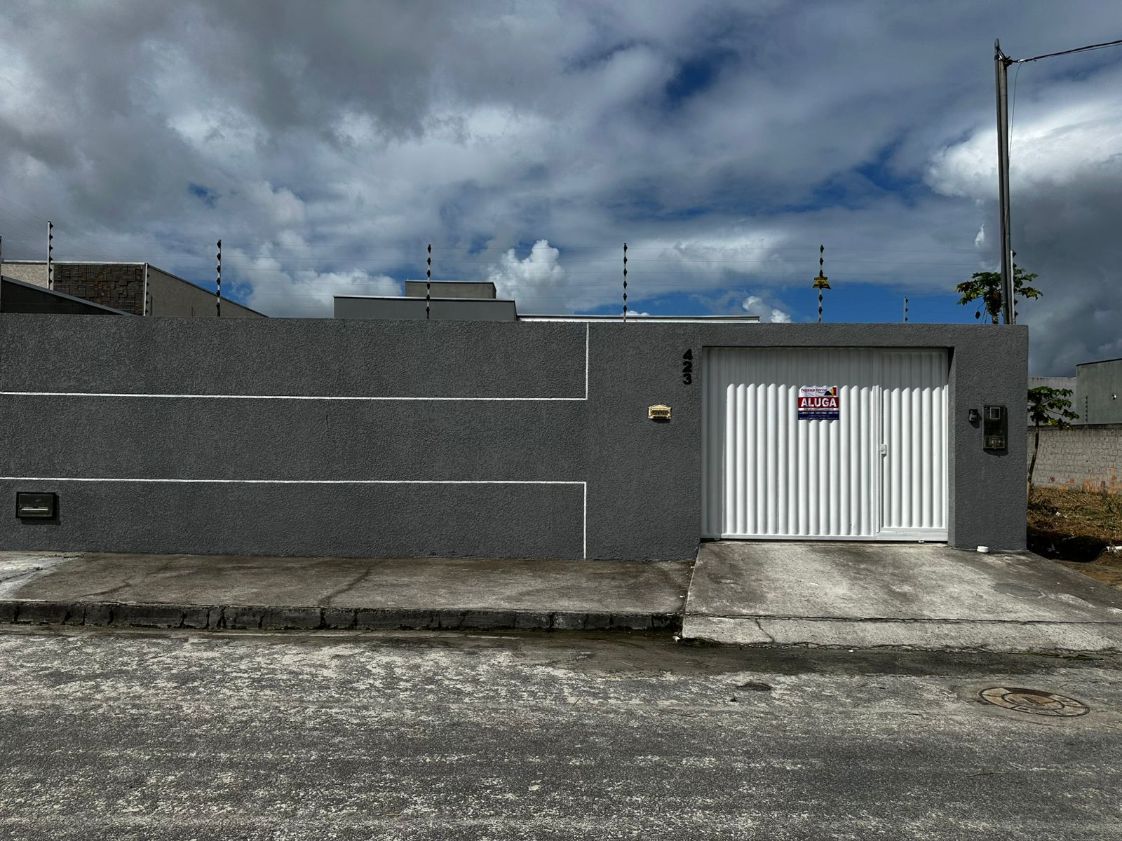Aluga Casa Com Lote Amplo no Jd. América I