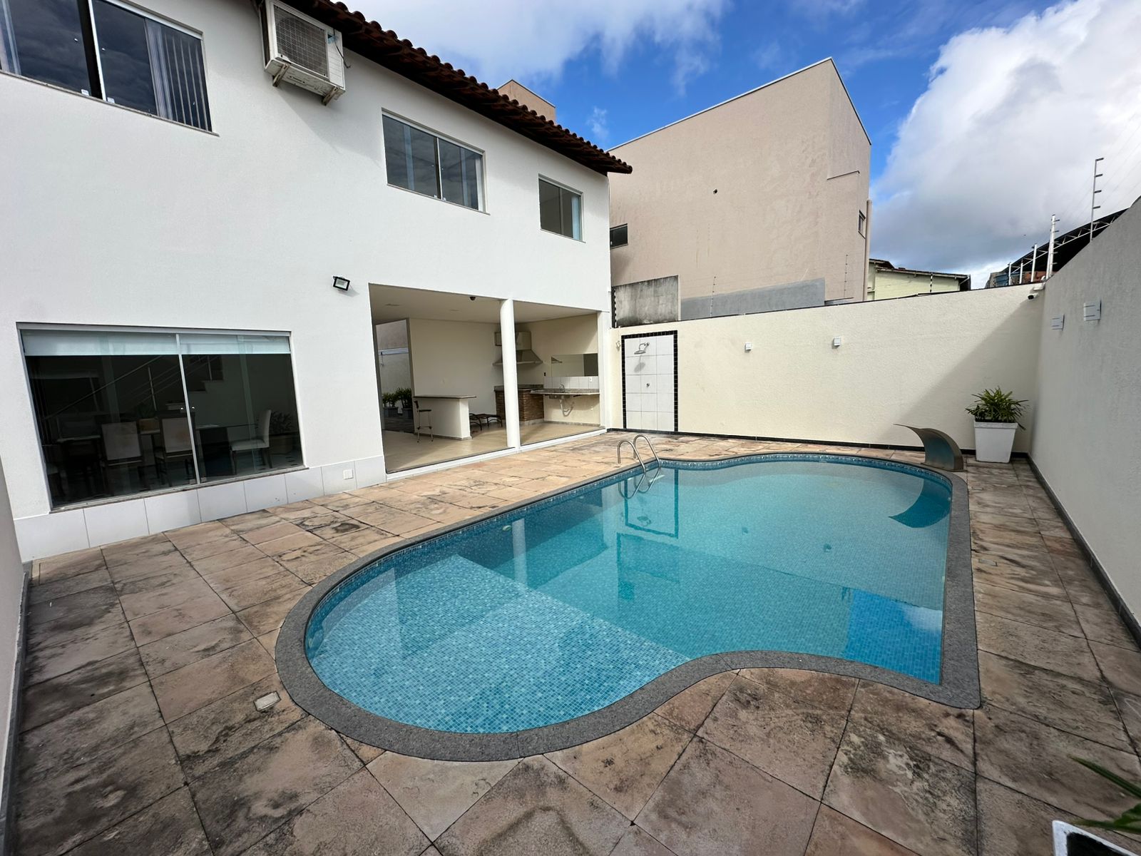 Vende bela casa no bairro Matinha