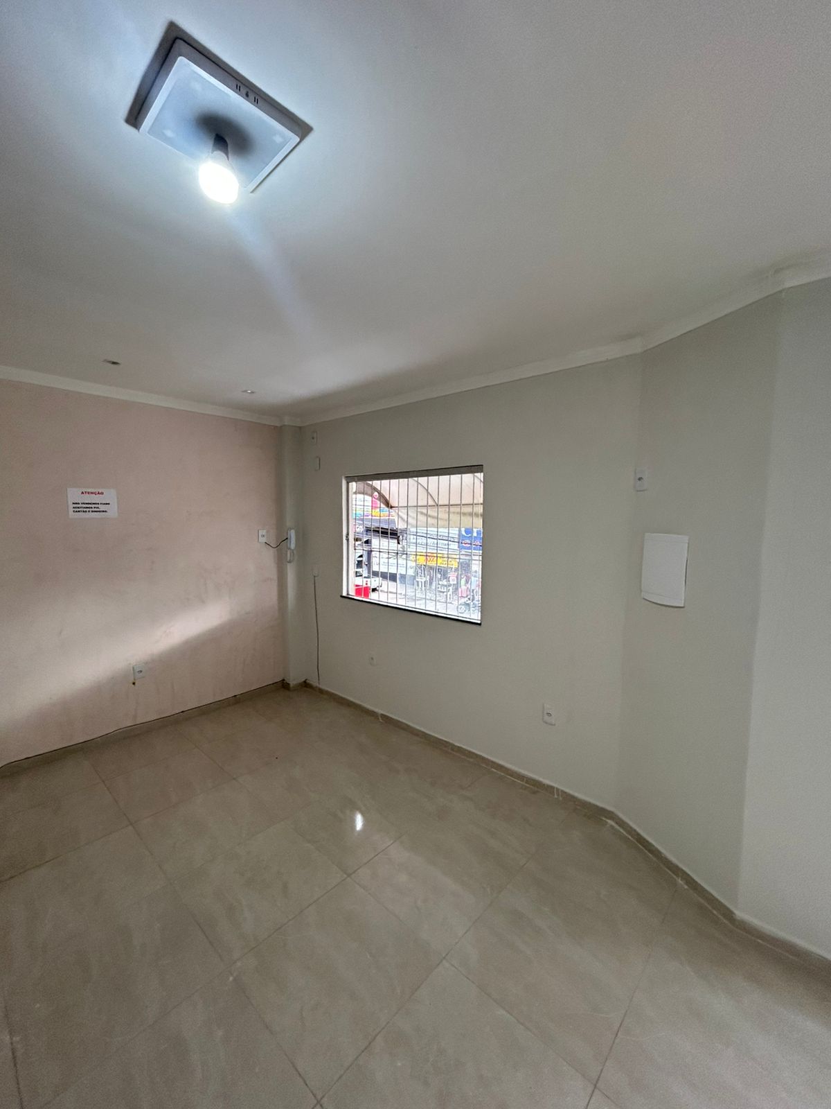 ALUGA SALA COMERCIAL NA AV. DUQUE DE CAXIAS