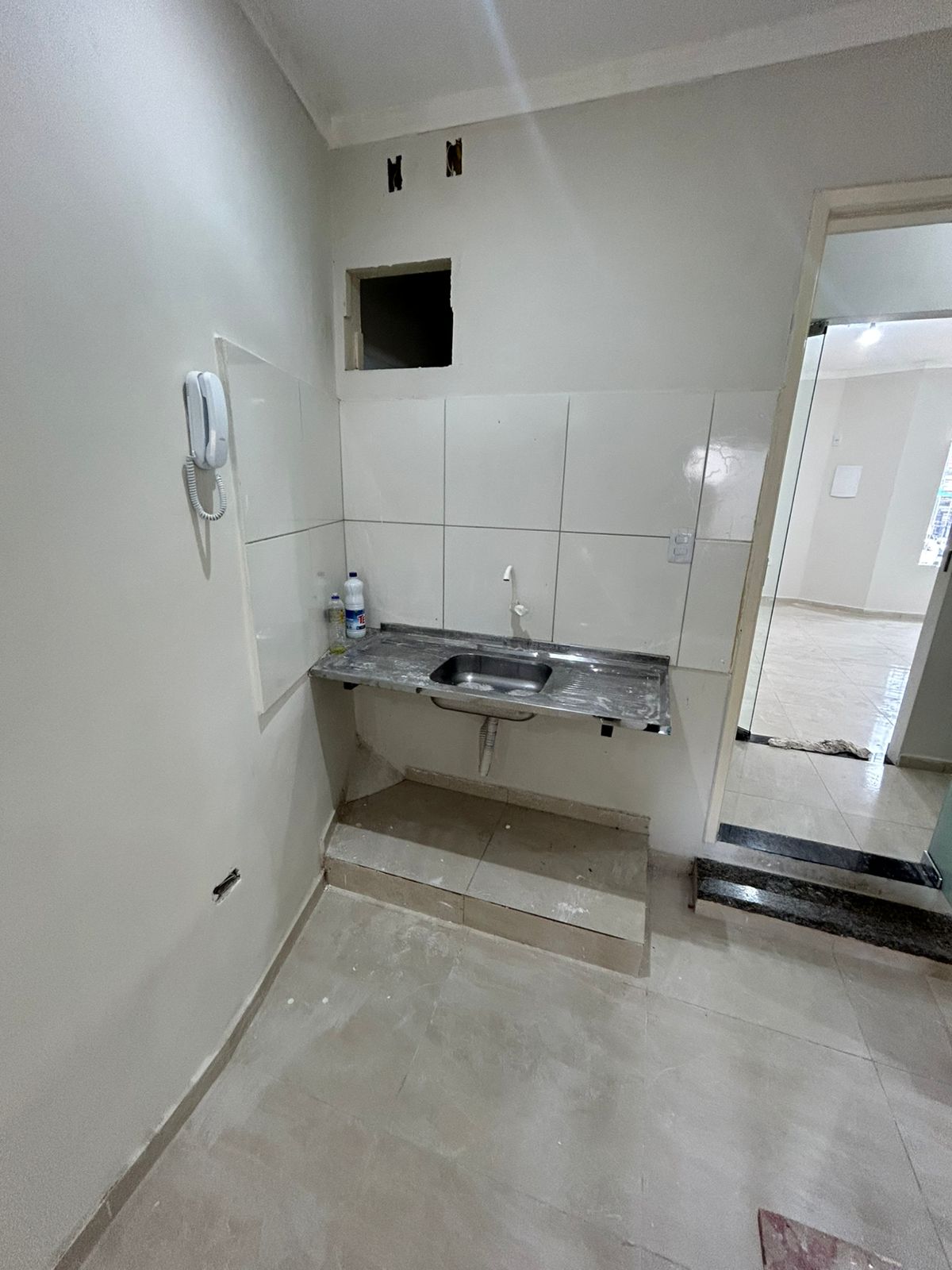 ALUGA SALA COMERCIAL NA AV. DUQUE DE CAXIAS