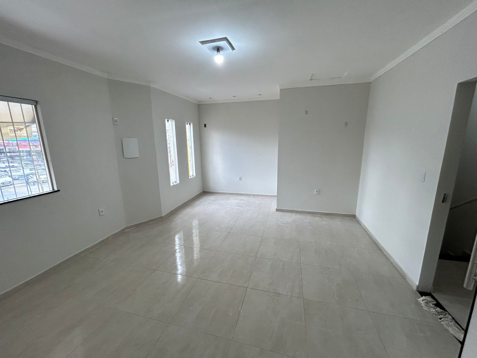 ALUGA SALA COMERCIAL NA AV. DUQUE DE CAXIAS