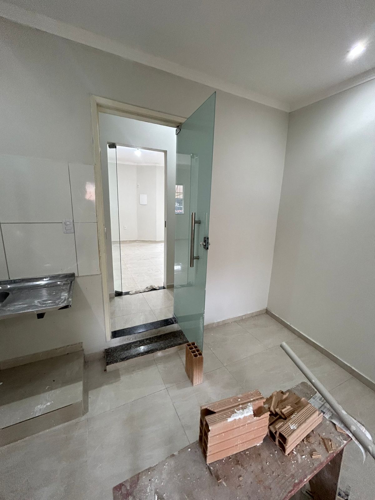 ALUGA SALA COMERCIAL NA AV. DUQUE DE CAXIAS
