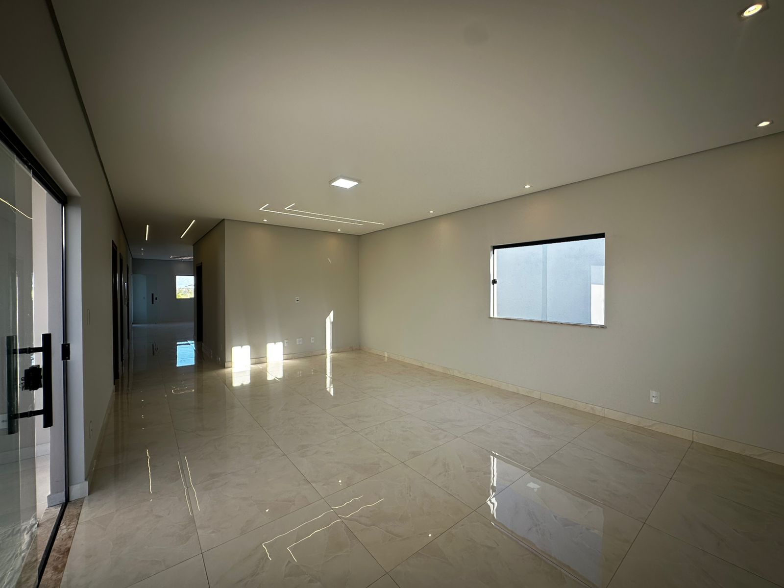 Vende bela casa no Jardim América II