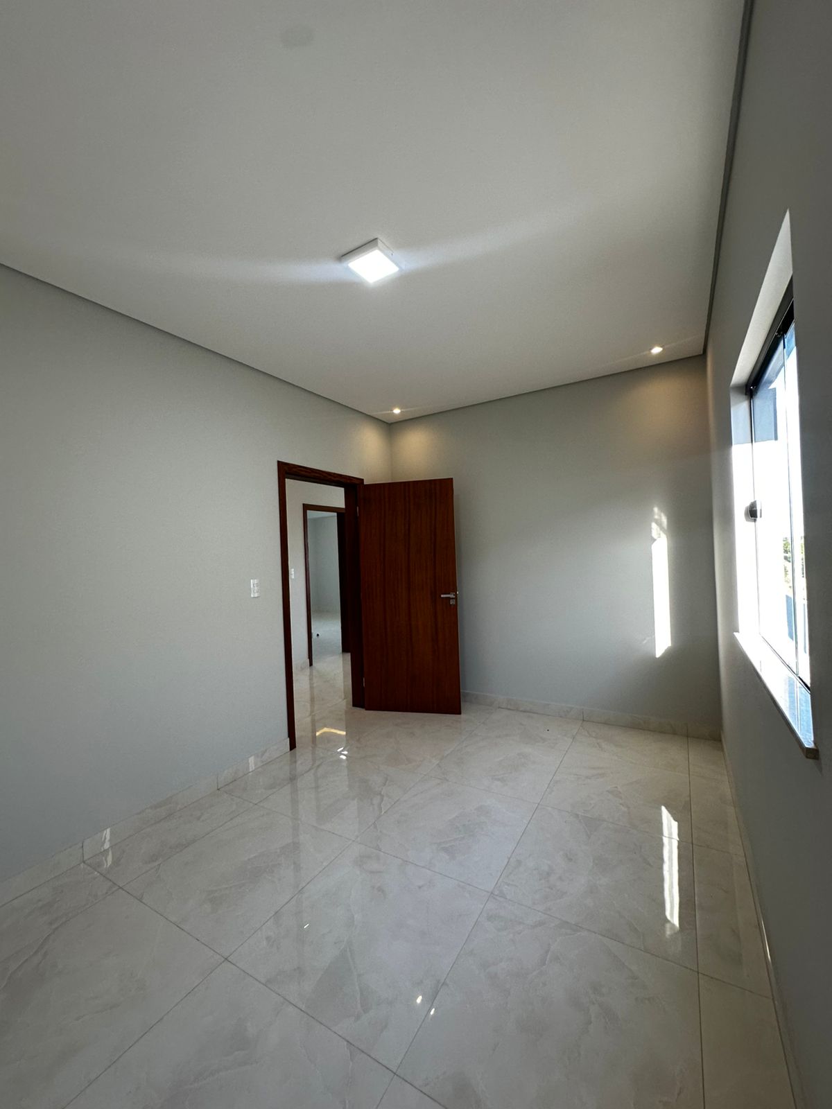 Vende bela casa no Jardim América II