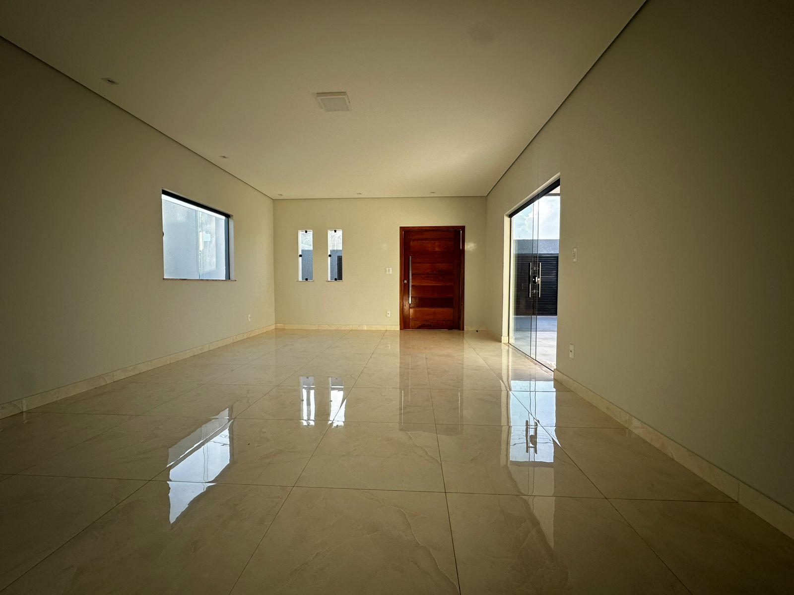 Vende bela casa no Jardim América II
