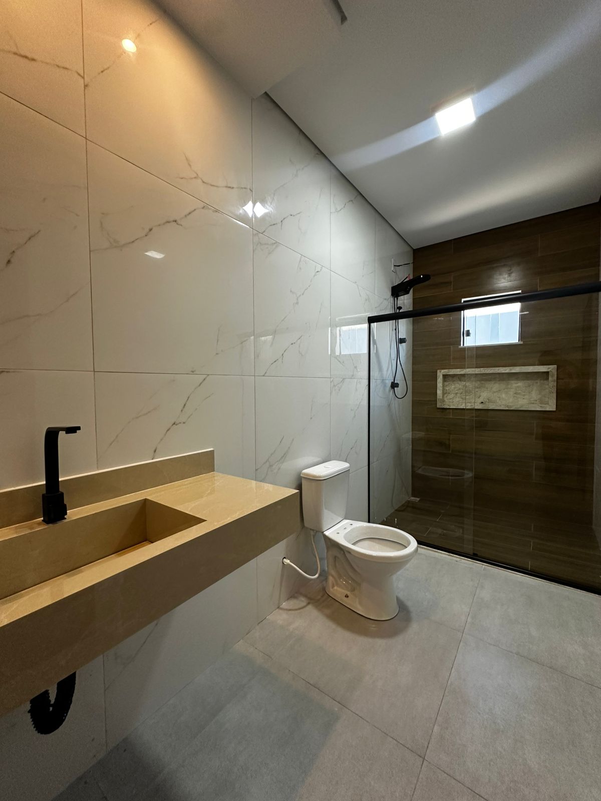 Vende bela casa no Jardim América II