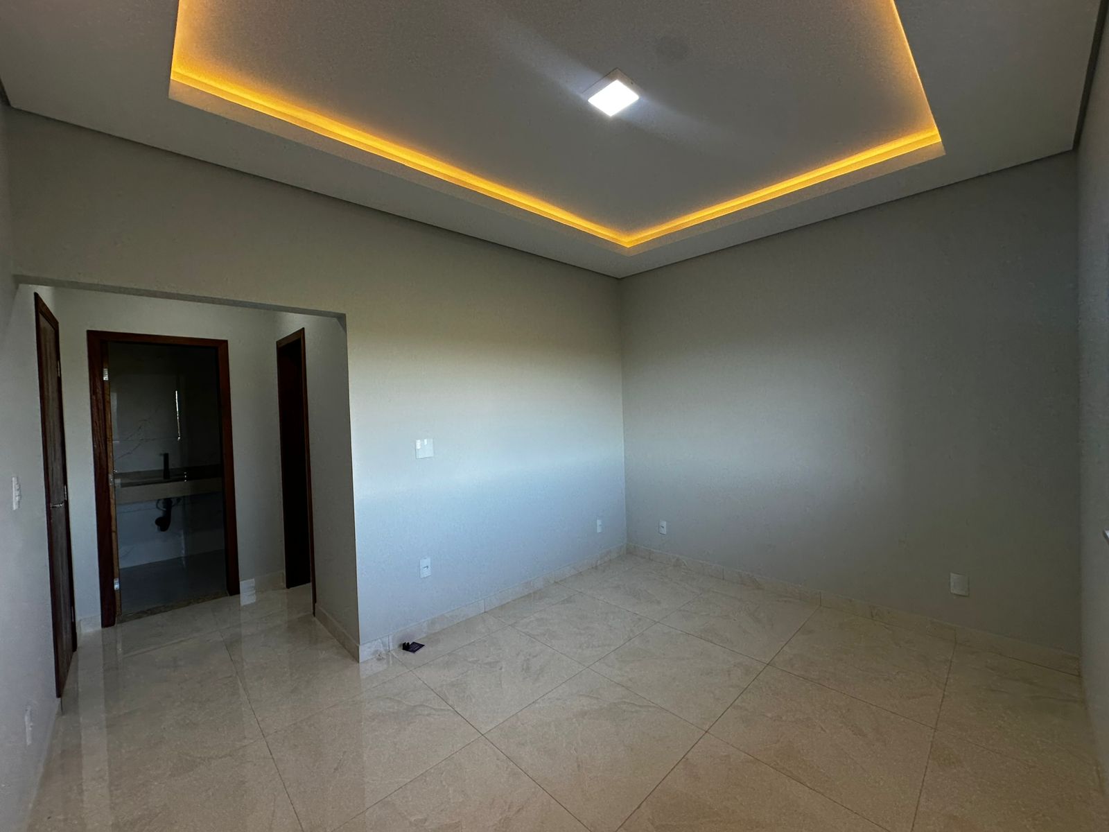 Vende bela casa no Jardim América II