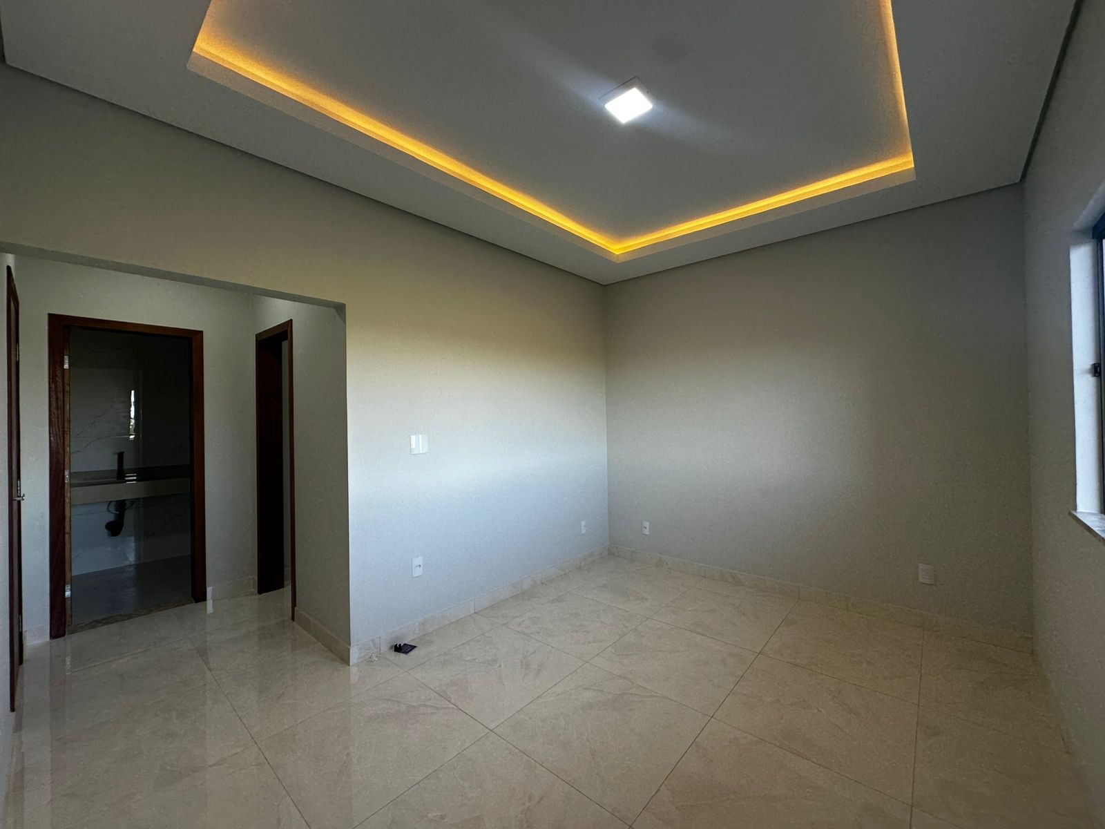 Vende bela casa no Jardim América II