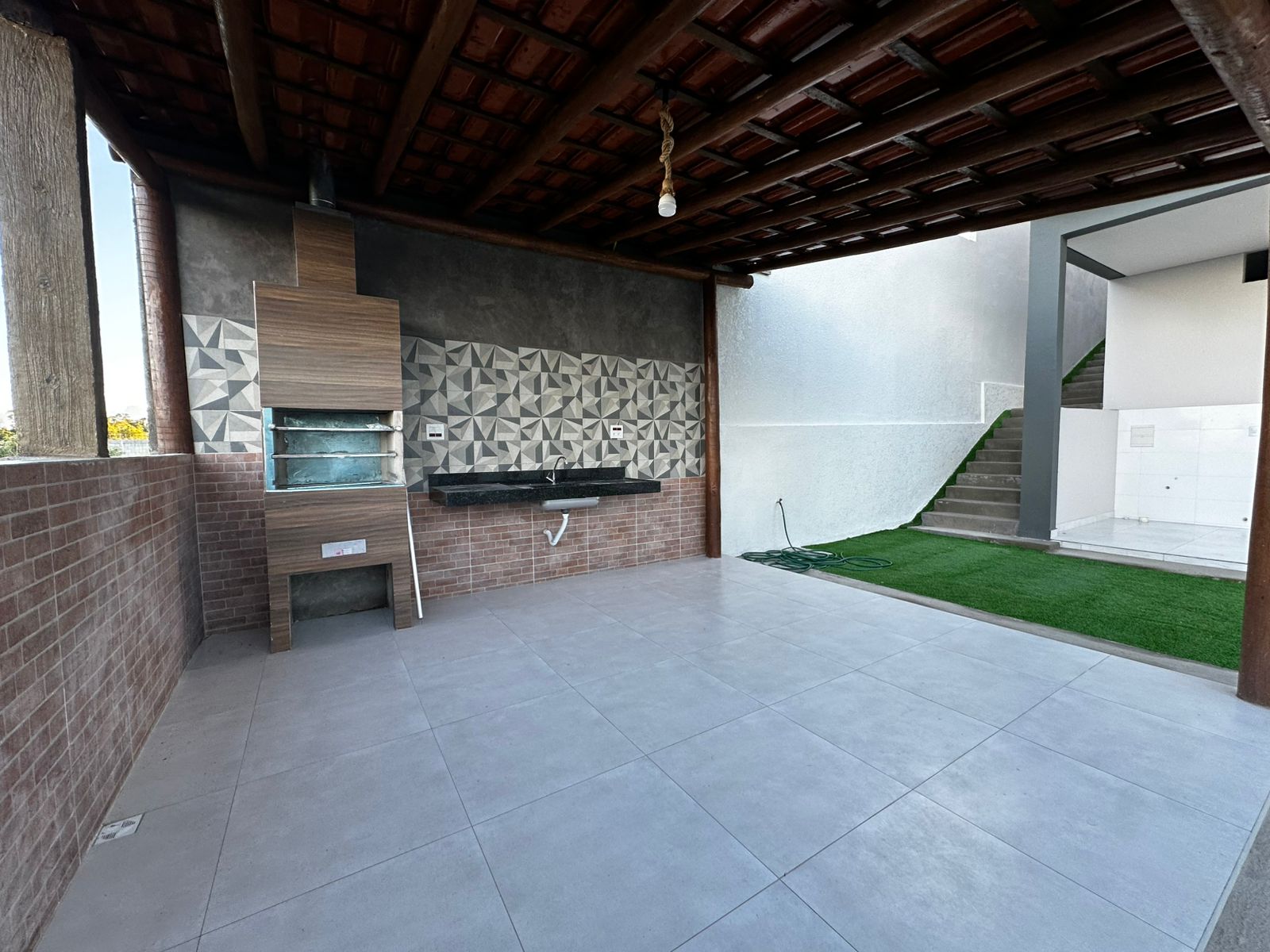 Vende bela casa no Jardim América II