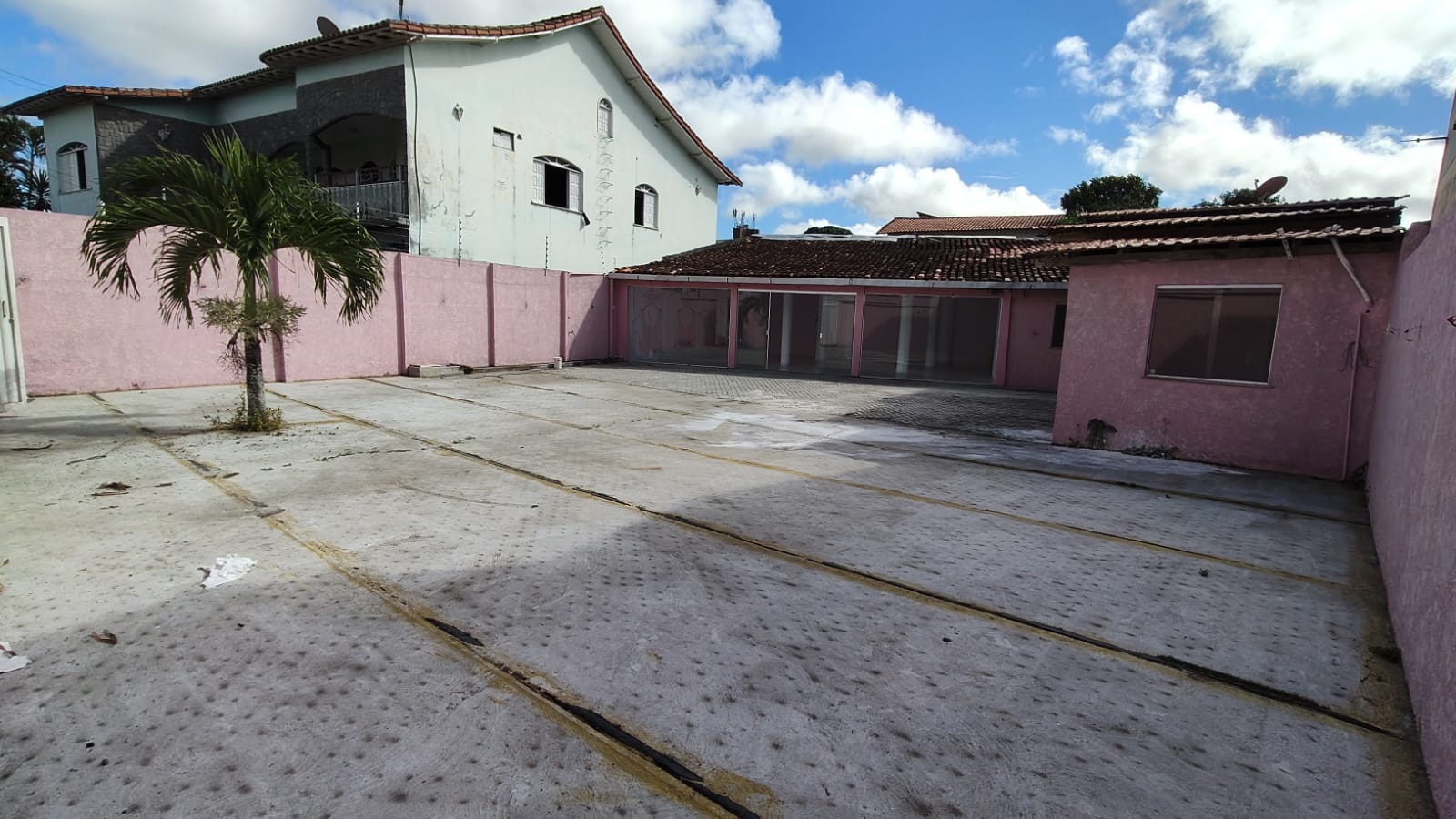 Aluga Casa Comercial no Centro
