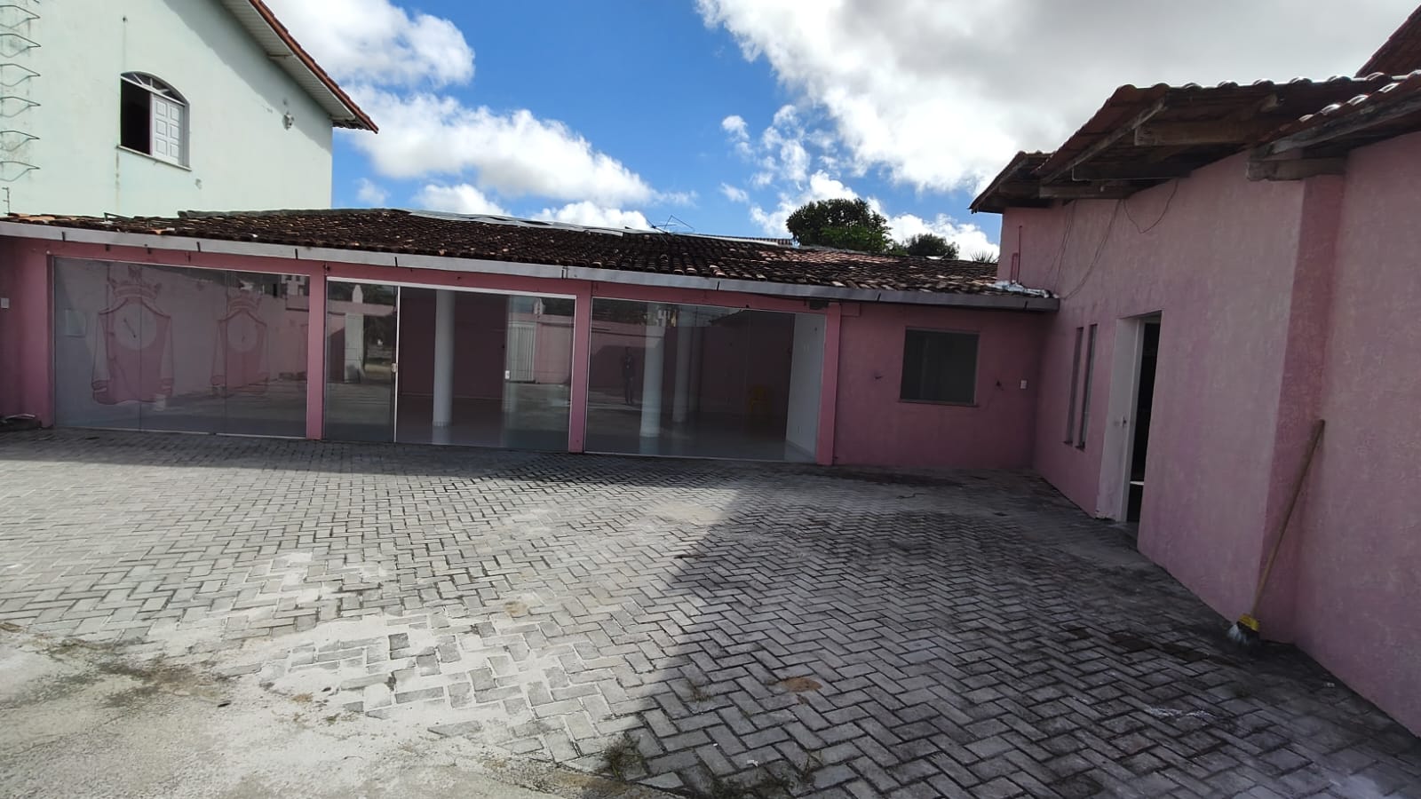 Aluga Casa Comercial no Centro