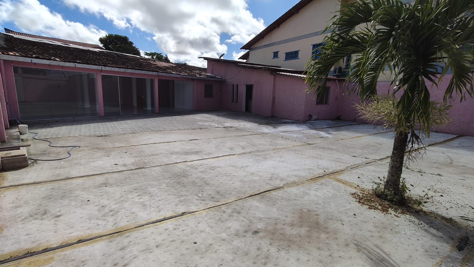 Aluga Casa Comercial no Centro