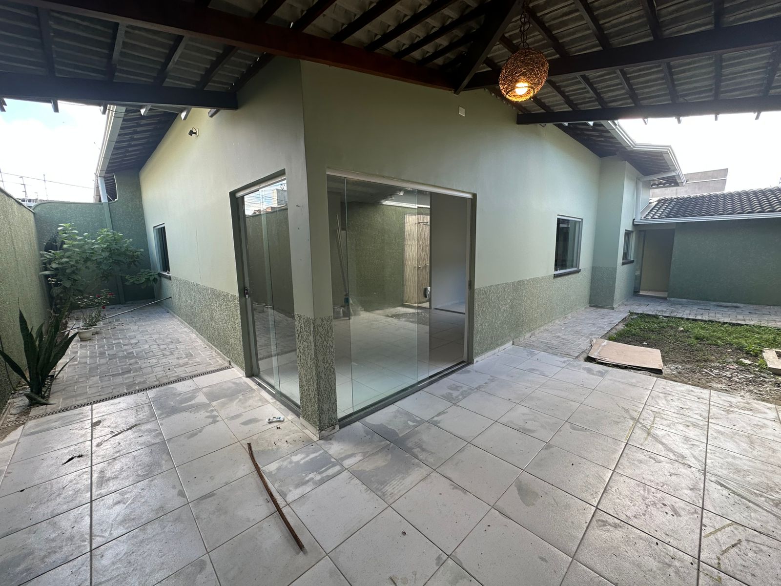 Aluga Casa no bairro Colonial