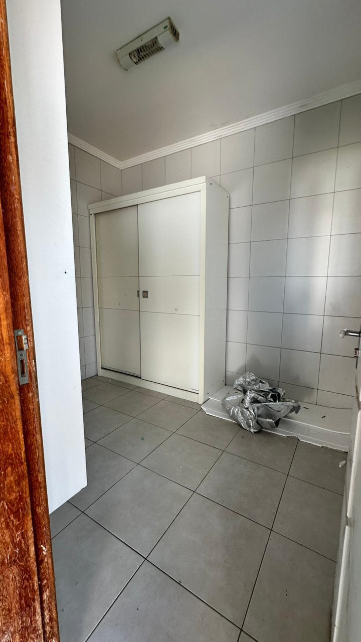 Vende casa ampla no bairro Colonial