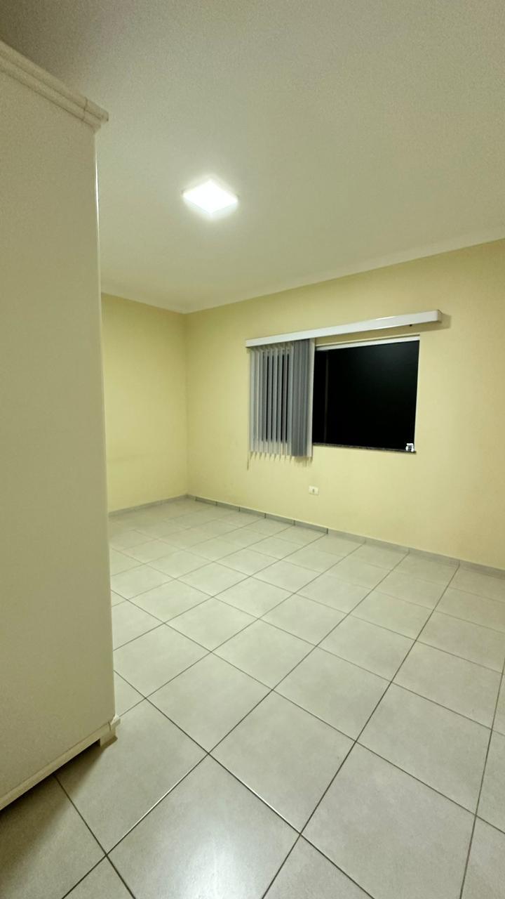 Vende casa ampla no bairro Colonial