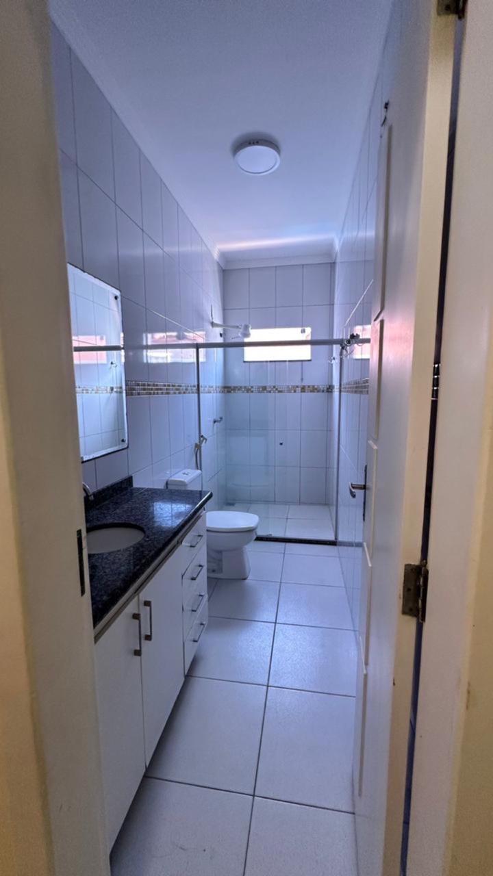 Vende casa ampla no bairro Colonial