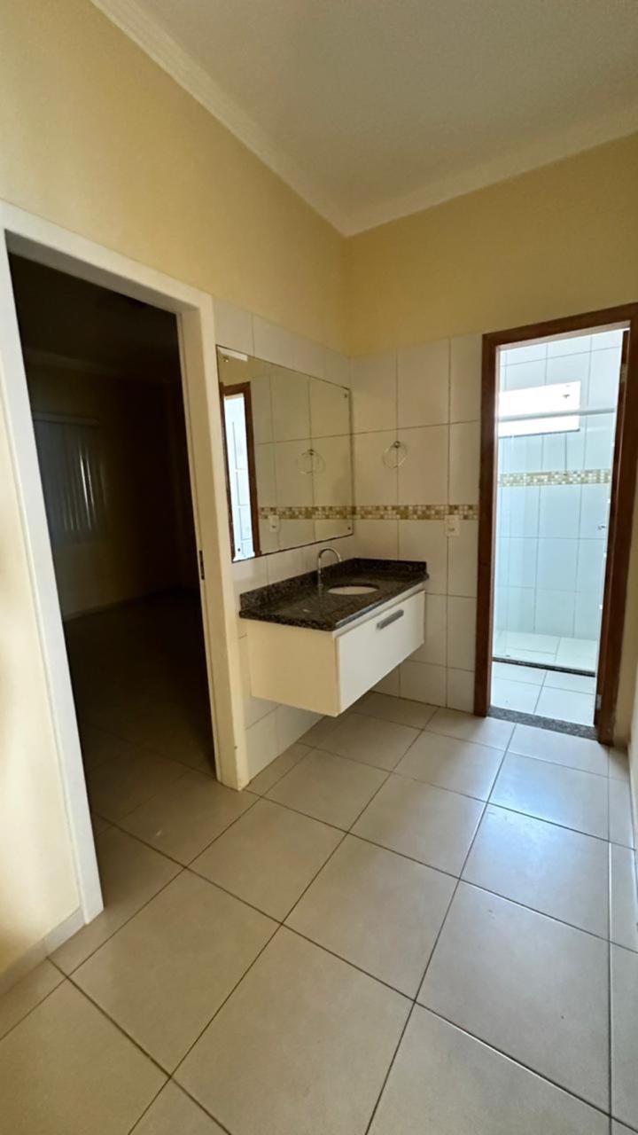 Vende casa ampla no bairro Colonial