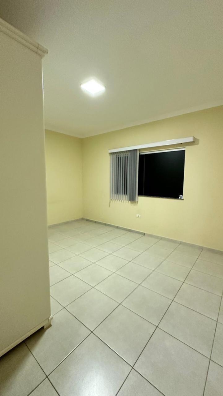 Vende casa ampla no bairro Colonial