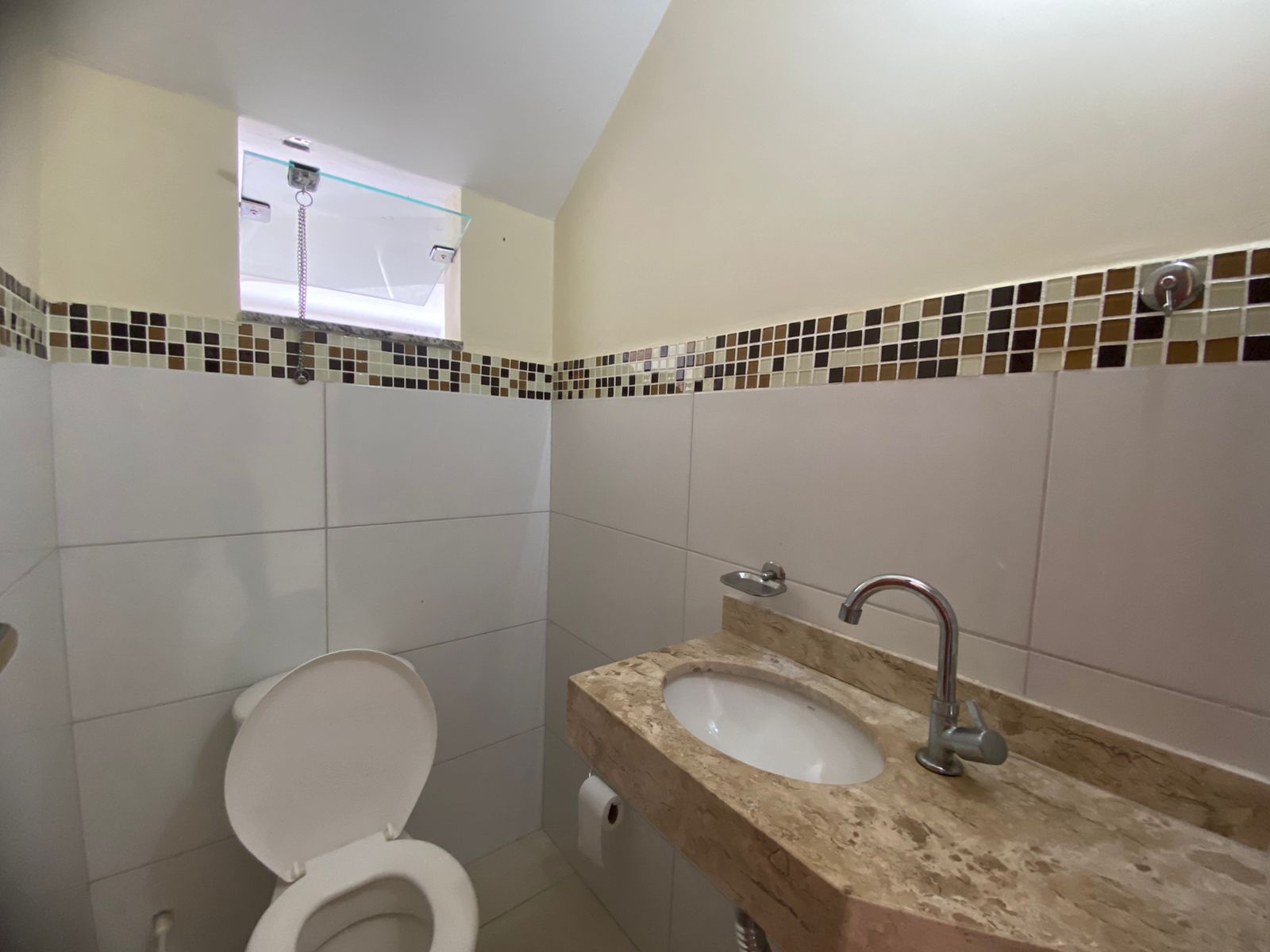 Aluga Duplex Amplo no Bairro Antares