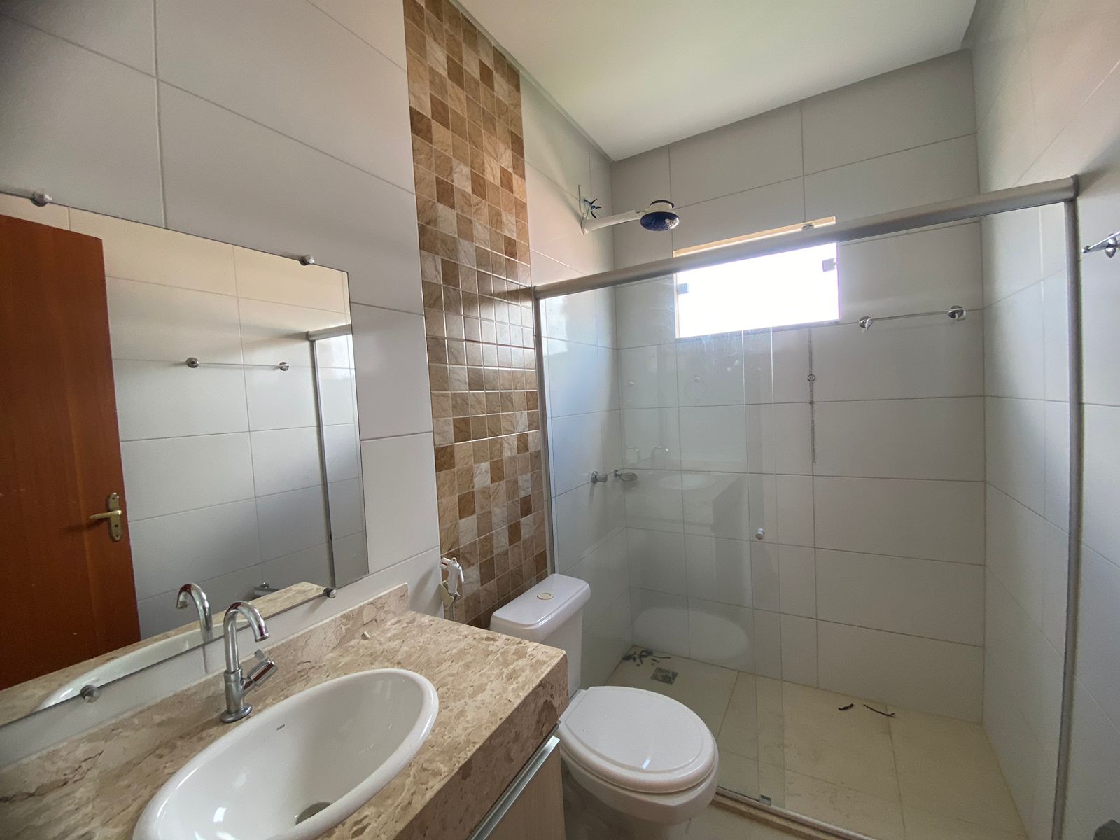 Aluga Duplex Amplo no Bairro Antares