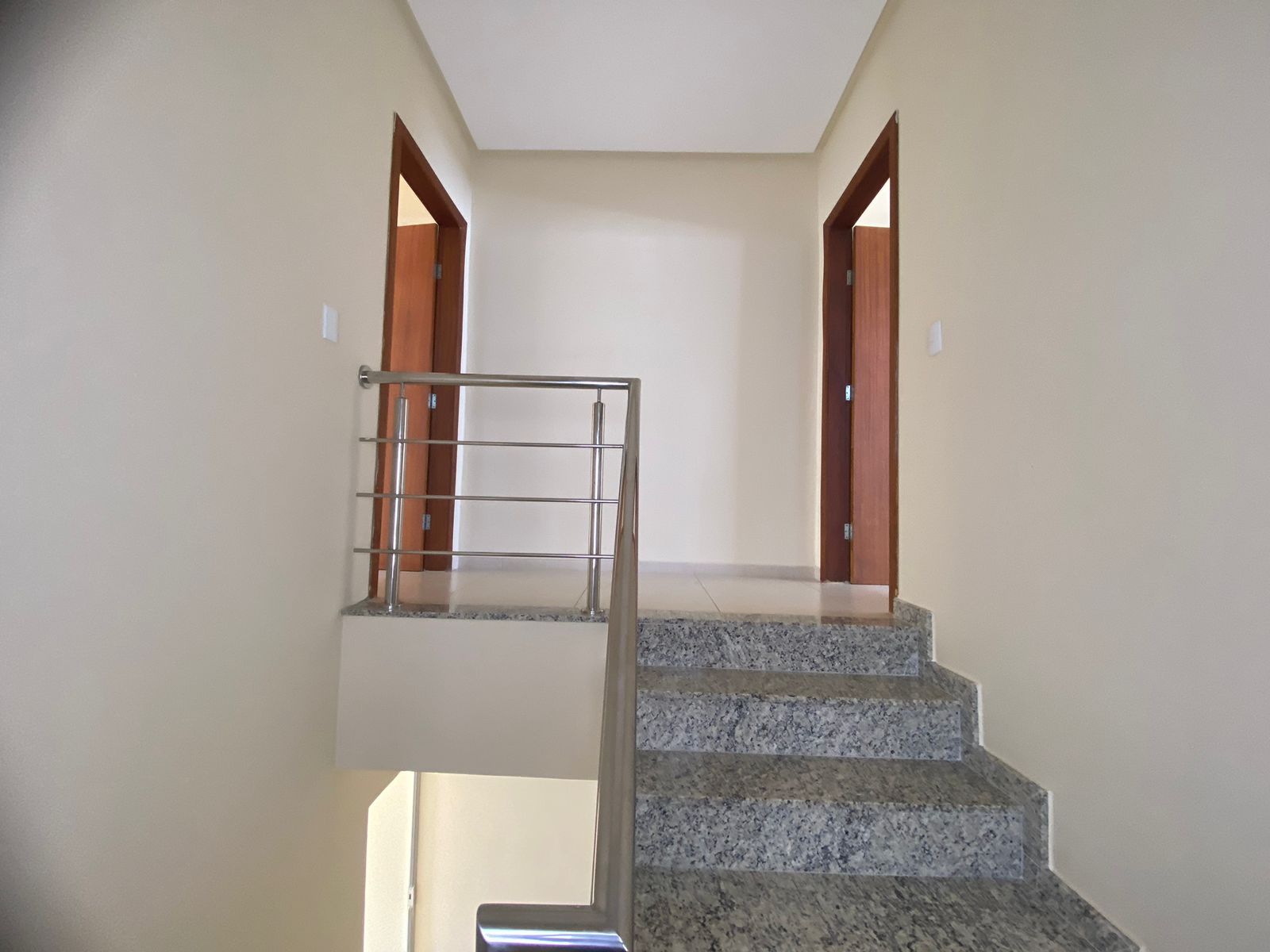 Aluga Duplex Amplo no Bairro Antares