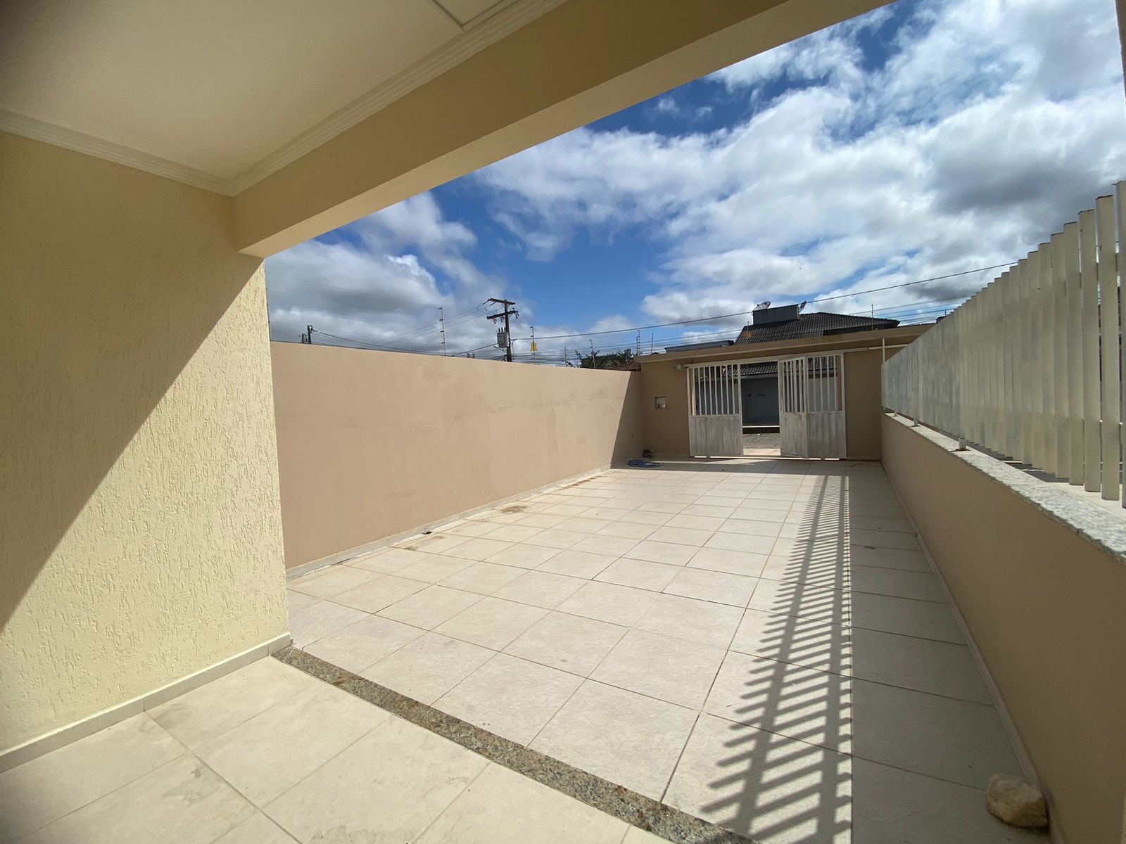Aluga Duplex Amplo no Bairro Antares