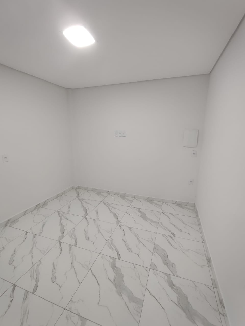 Aluga Apartamento Novo de 1/4 na Av. Porto Seguro (1°Andar)