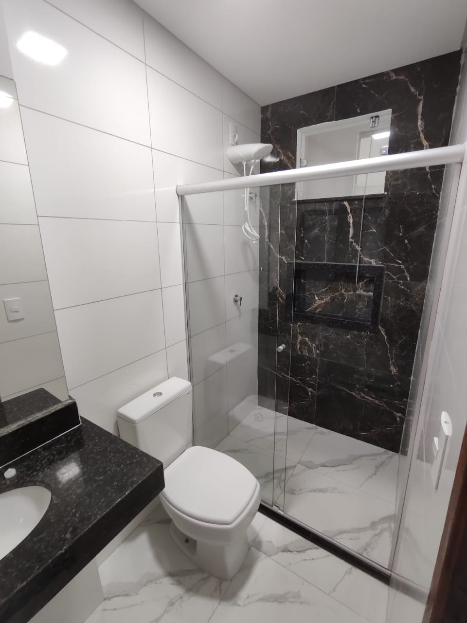 Aluga Apartamento Novo de 1/4 na Av. Porto Seguro (1°Andar)