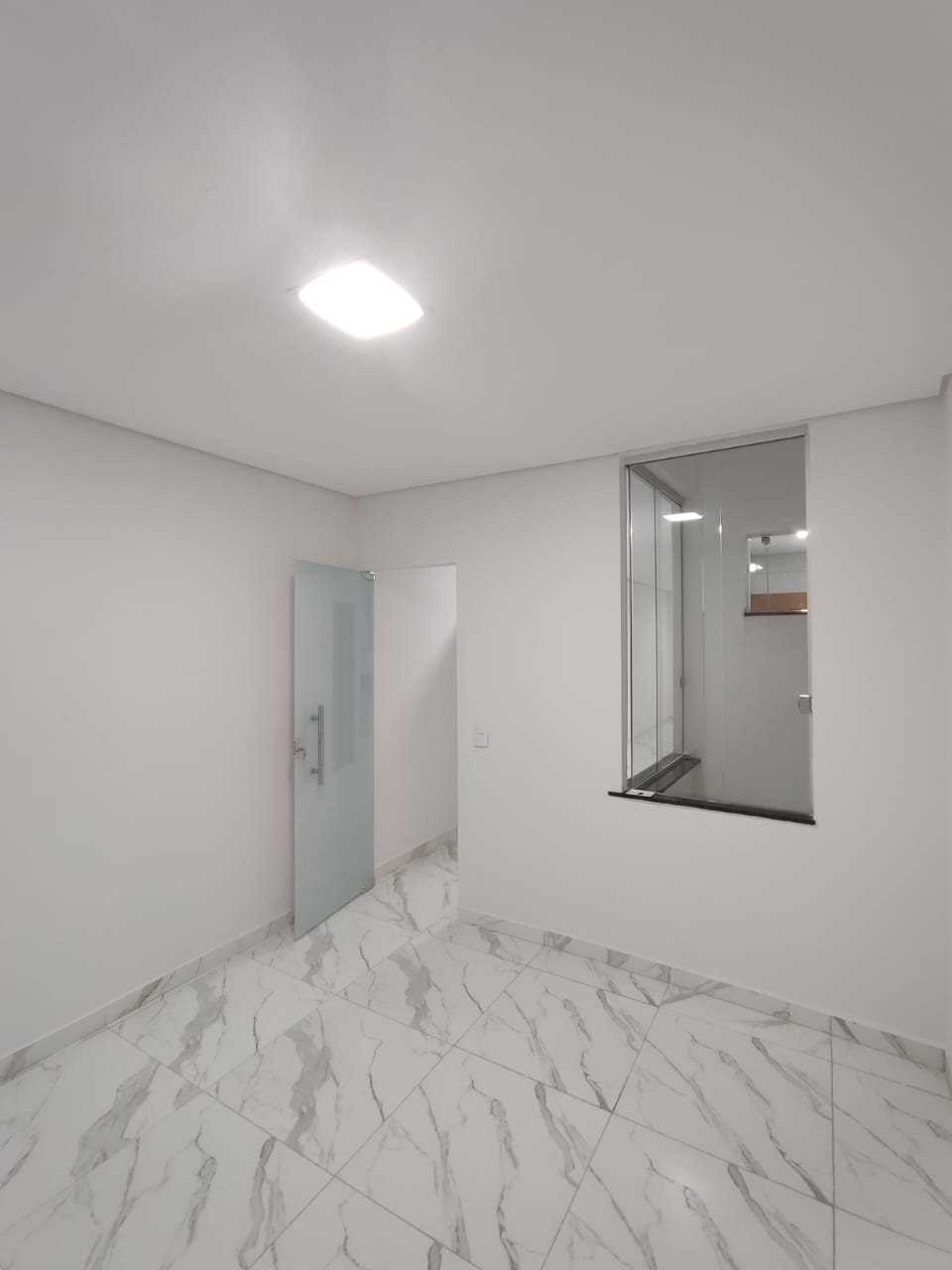 Aluga Apartamento Novo de 1/4 na Av. Porto Seguro (1°Andar)