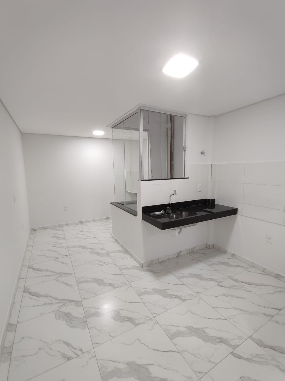 Aluga Apartamento Novo de 1/4 na Av. Porto Seguro (1°Andar)
