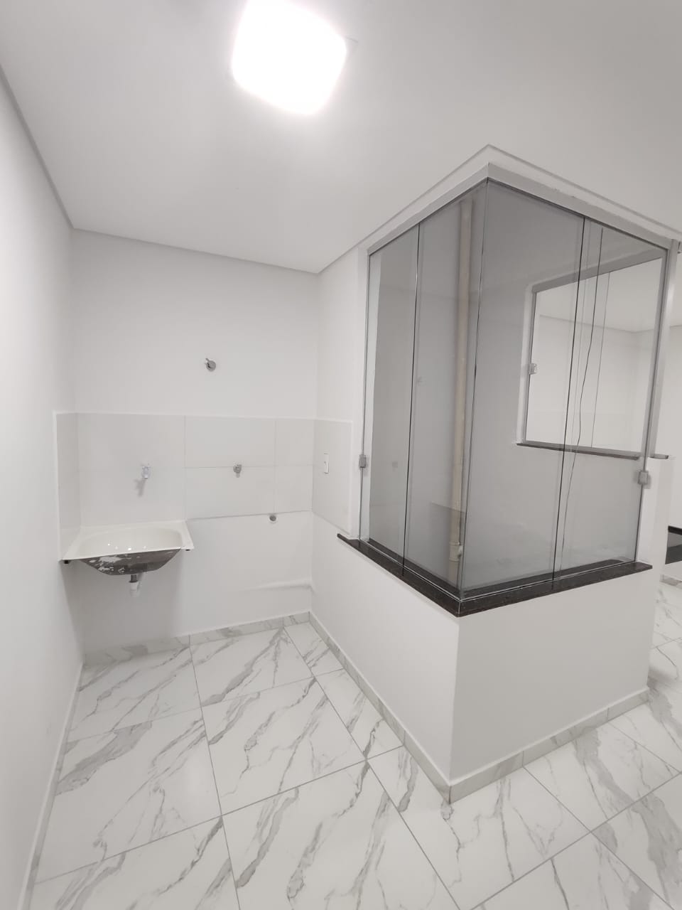 Aluga Apartamento Novo de 1/4 na Av. Porto Seguro (1°Andar)