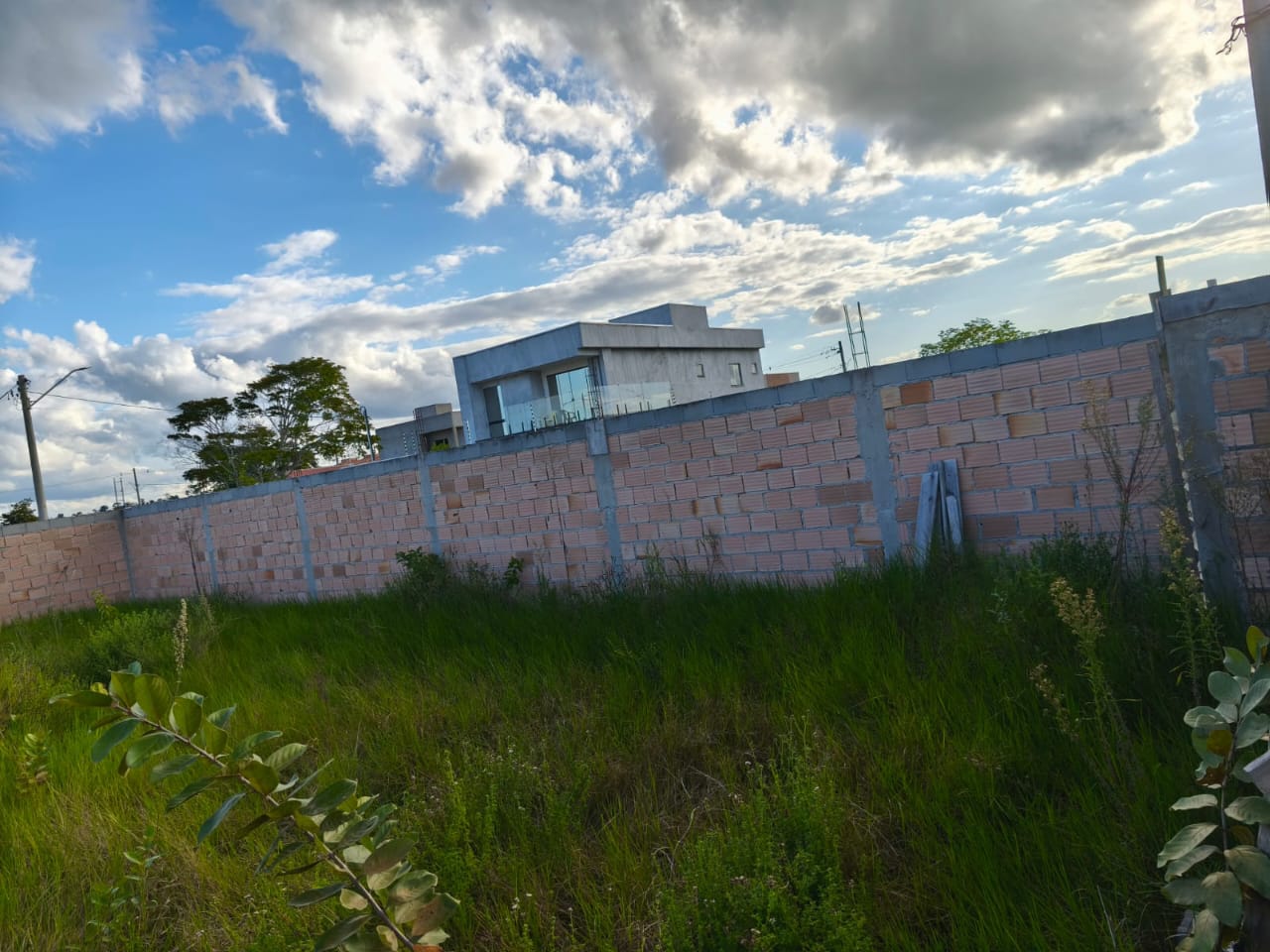 Vende terreno murado no Parque das Flores