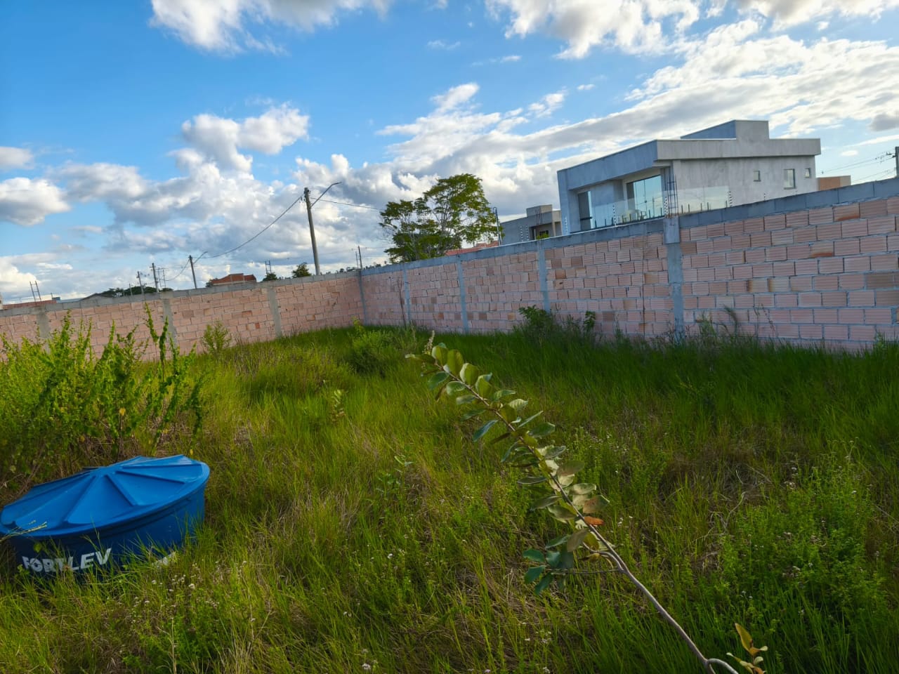 Vende terreno murado no Parque das Flores