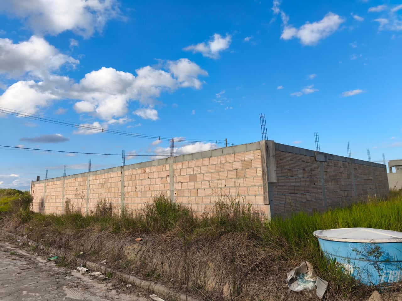 Vende terreno murado no Parque das Flores